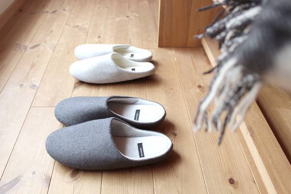 すっきりシルエットが決め手。ありそうでなかった「冬のきれいめ」ルームシューズ[PR]