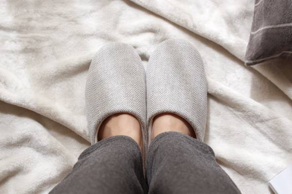 すっきりシルエットが決め手。ありそうでなかった「冬のきれいめ」ルームシューズ[PR]