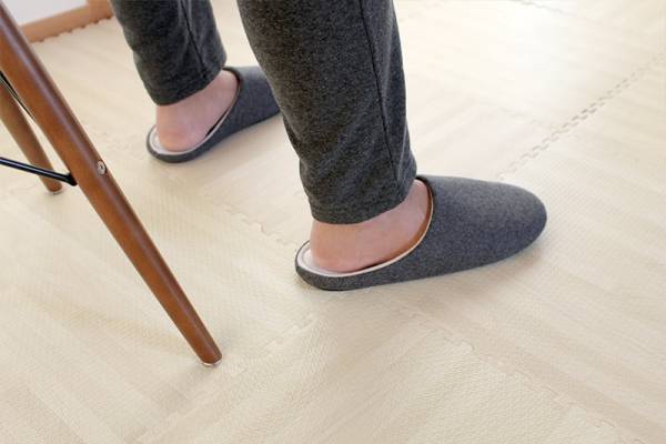 すっきりシルエットが決め手。ありそうでなかった「冬のきれいめ」ルームシューズ[PR]