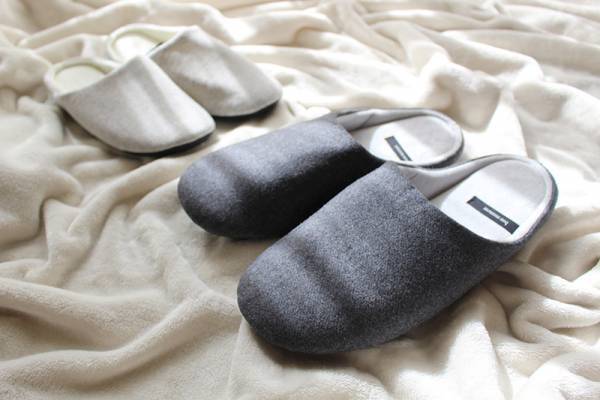 すっきりシルエットが決め手。ありそうでなかった「冬のきれいめ」ルームシューズ[PR]
