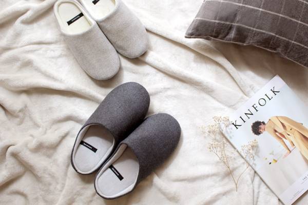 すっきりシルエットが決め手。ありそうでなかった「冬のきれいめ」ルームシューズ[PR]