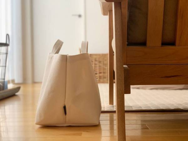 リビングで使いたい場所多発！やみつきになるトート収納。「目隠しできる帆布素材の収納トート」[PR]