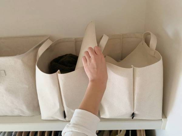 リビングで使いたい場所多発！やみつきになるトート収納。「目隠しできる帆布素材の収納トート」[PR]