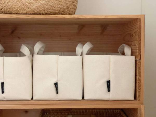 リビングで使いたい場所多発！やみつきになるトート収納。「目隠しできる帆布素材の収納トート」[PR]