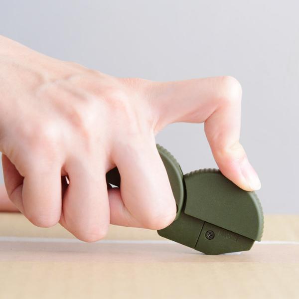 ドアにくっつけられる「ダンボールカッター」　段ボールの解体から子どもの工作まで大活躍！