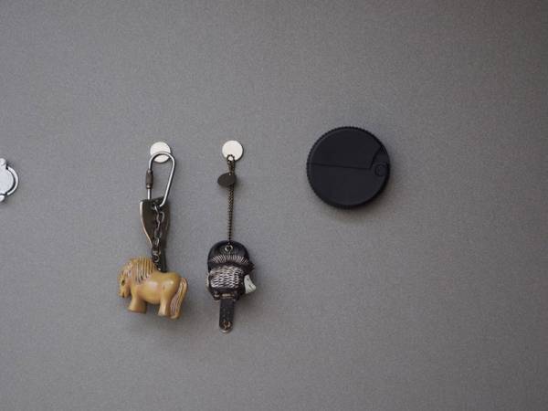 ドアにくっつけられる「ダンボールカッター」　段ボールの解体から子どもの工作まで大活躍！