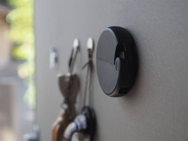 ドアにくっつけられる「ダンボールカッター」　段ボールの解体から子どもの工作まで大活躍！