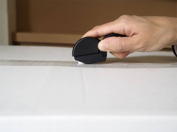 ドアにくっつけられる「ダンボールカッター」　段ボールの解体から子どもの工作まで大活躍！