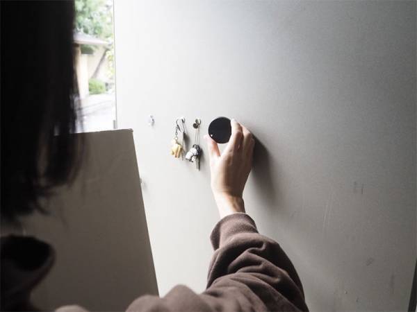 ドアにくっつけられる「ダンボールカッター」　段ボールの解体から子どもの工作まで大活躍！