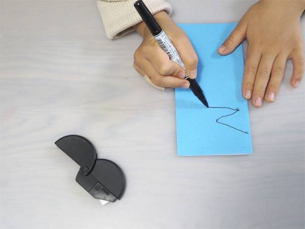 ドアにくっつけられる「ダンボールカッター」　段ボールの解体から子どもの工作まで大活躍！