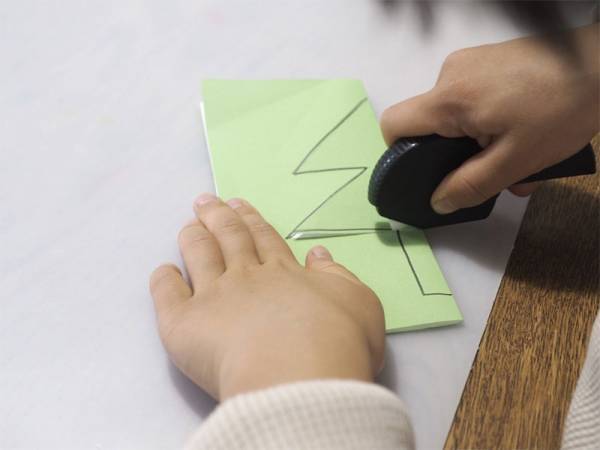 ドアにくっつけられる「ダンボールカッター」　段ボールの解体から子どもの工作まで大活躍！