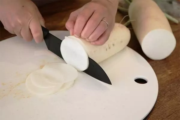 包丁選びはココを見たい!初心者におすすめ「ニグマブラック三徳包丁」