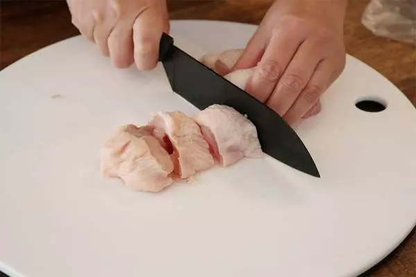 包丁選びはココを見たい!初心者におすすめ「ニグマブラック三徳包丁」