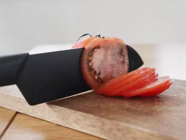 包丁選びはココを見たい!初心者におすすめ「ニグマブラック三徳包丁」