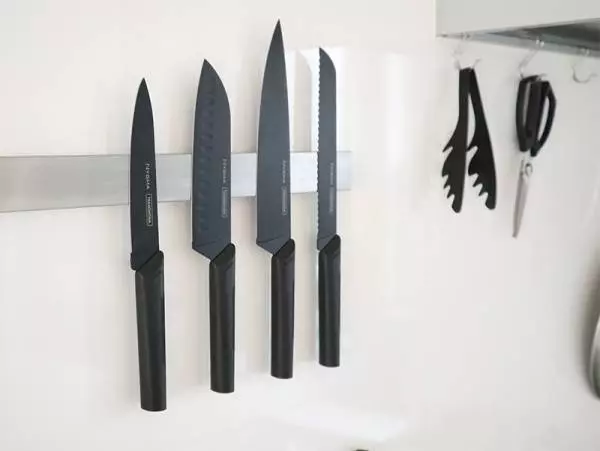 包丁選びはココを見たい!初心者におすすめ「ニグマブラック三徳包丁」