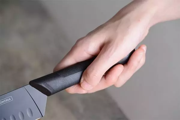 包丁選びはココを見たい!初心者におすすめ「ニグマブラック三徳包丁」