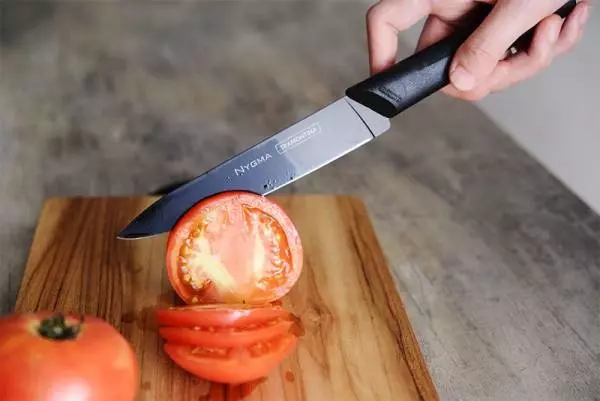 包丁選びはココを見たい!初心者におすすめ「ニグマブラック三徳包丁」