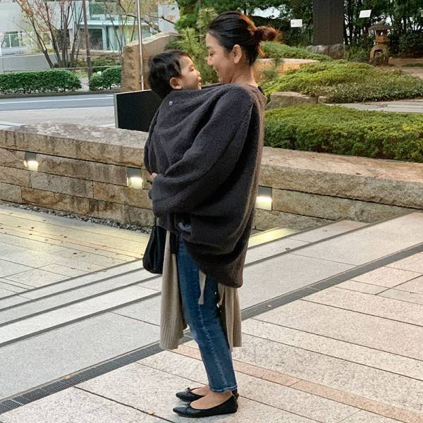 ベビーの防寒対策どうしてる？ちょっとお出かけに断然使える！「ママポンチョ」[PR]