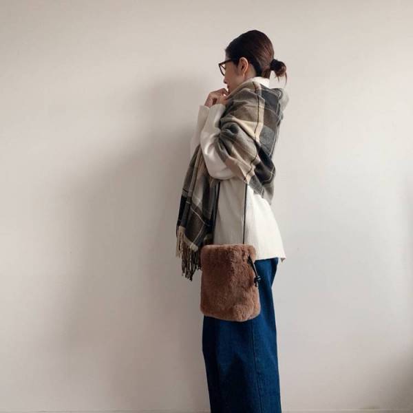 40代、ファー小物をどう合わせる？ 高見えもカジュアルも叶う「エコファーバッグ」コーデ集[PR]