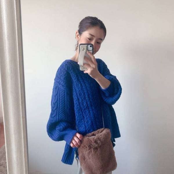 40代、ファー小物をどう合わせる？ 高見えもカジュアルも叶う「エコファーバッグ」コーデ集[PR]