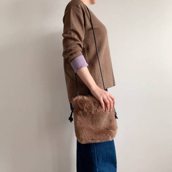40代、ファー小物をどう合わせる？ 高見えもカジュアルも叶う「エコファーバッグ」コーデ集[PR]