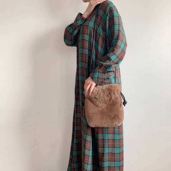 40代、ファー小物をどう合わせる？ 高見えもカジュアルも叶う「エコファーバッグ」コーデ集[PR]