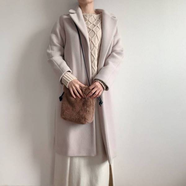 40代、ファー小物をどう合わせる？ 高見えもカジュアルも叶う「エコファーバッグ」コーデ集[PR]