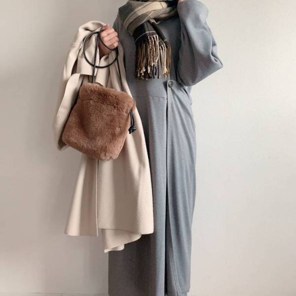 40代、ファー小物をどう合わせる？ 高見えもカジュアルも叶う「エコファーバッグ」コーデ集[PR]