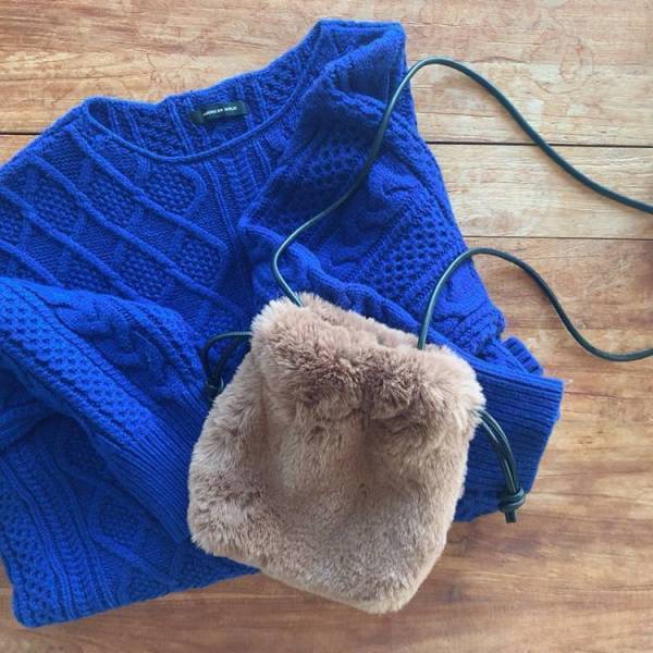 40代、ファー小物をどう合わせる？ 高見えもカジュアルも叶う「エコファーバッグ」コーデ集[PR]