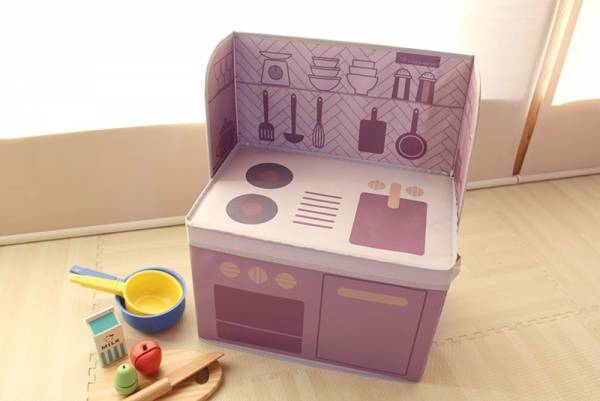 ひとりでお片付けできたね！遊べてインテリアにもなる「ままごと収納ボックス」[PR]
