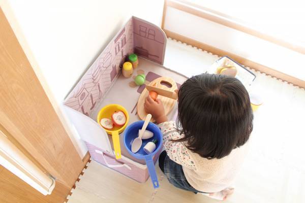 ひとりでお片付けできたね！遊べてインテリアにもなる「ままごと収納ボックス」[PR]