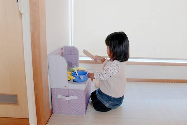 ひとりでお片付けできたね！遊べてインテリアにもなる「ままごと収納ボックス」[PR]
