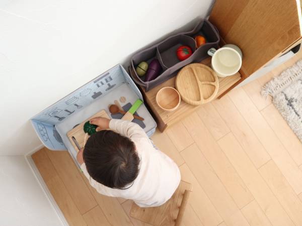 男の子にも◎、収納ボックスにもなる「小さなおままごとキッチン」。[PR]