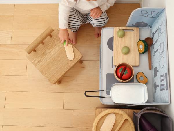 男の子にも◎、収納ボックスにもなる「小さなおままごとキッチン」。[PR]