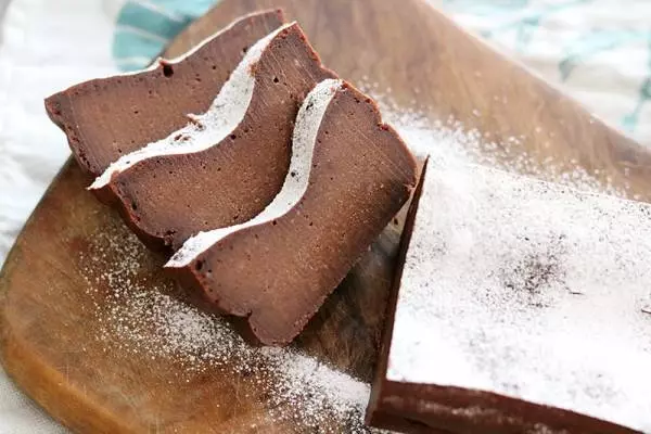 おうちバレンタインを楽しもう!メレンゲなし、混ぜて焼くだけ「生チョコ風ガトーショコラ」