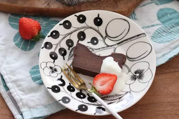 おうちバレンタインを楽しもう!メレンゲなし、混ぜて焼くだけ「生チョコ風ガトーショコラ」