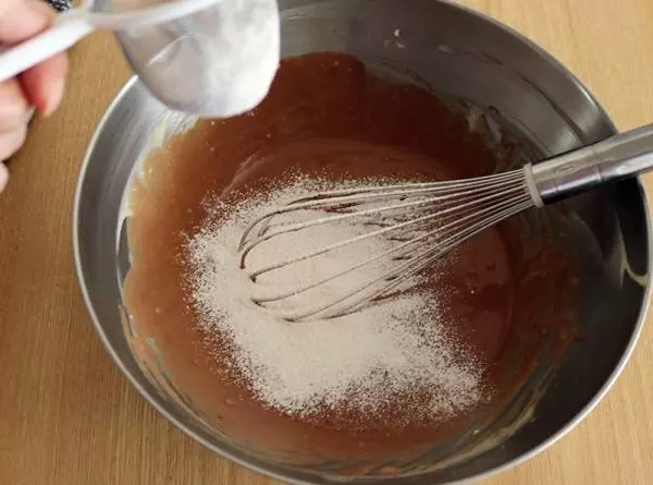 おうちバレンタインを楽しもう!混ぜて焼くだけ、しっとり風味の「チョコレートチーズケーキ」