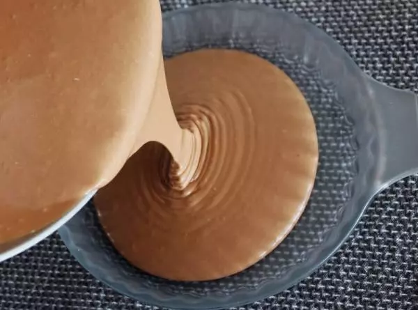 おうちバレンタインを楽しもう!混ぜて焼くだけ、しっとり風味の「チョコレートチーズケーキ」