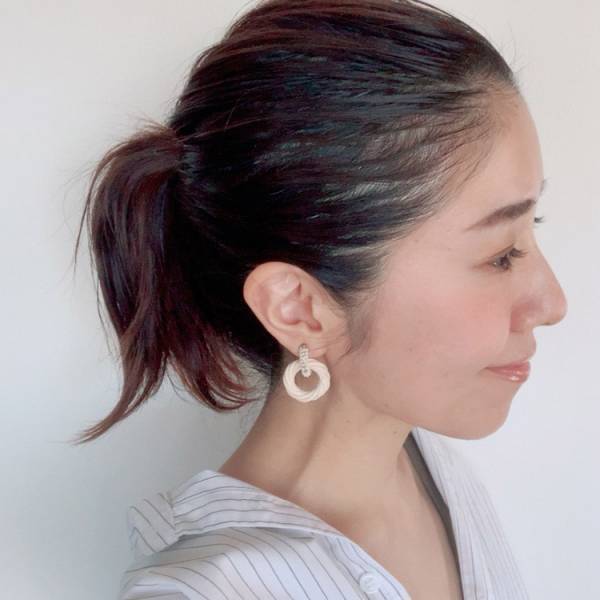 「顔まわりが少し寂しい」問題を解決。仕上げのアクセで華やかな印象へ[PR]