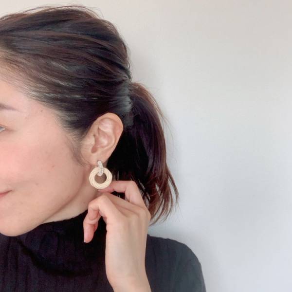 「顔まわりが少し寂しい」問題を解決。仕上げのアクセで華やかな印象へ[PR]