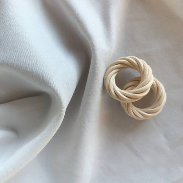 「顔まわりが少し寂しい」問題を解決。仕上げのアクセで華やかな印象へ[PR]