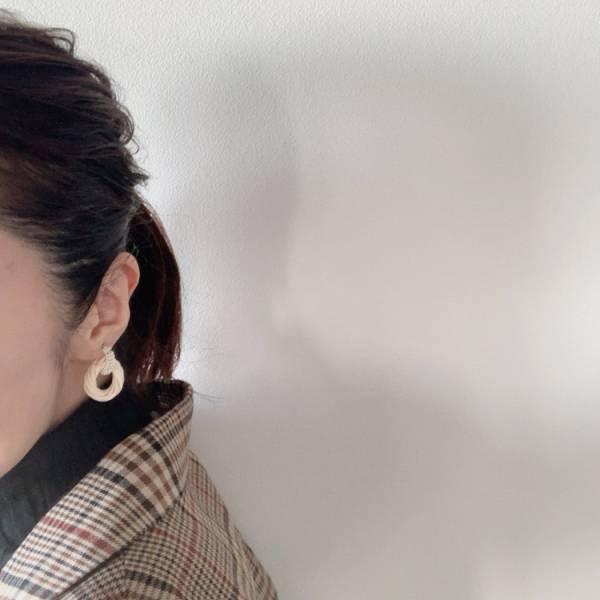 「顔まわりが少し寂しい」問題を解決。仕上げのアクセで華やかな印象へ[PR]