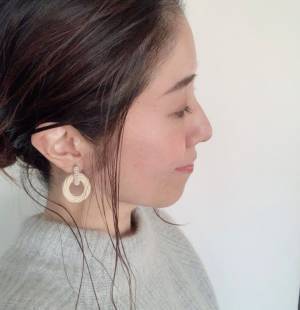 「顔まわりが少し寂しい」問題を解決。仕上げのアクセで華やかな印象へ[PR]