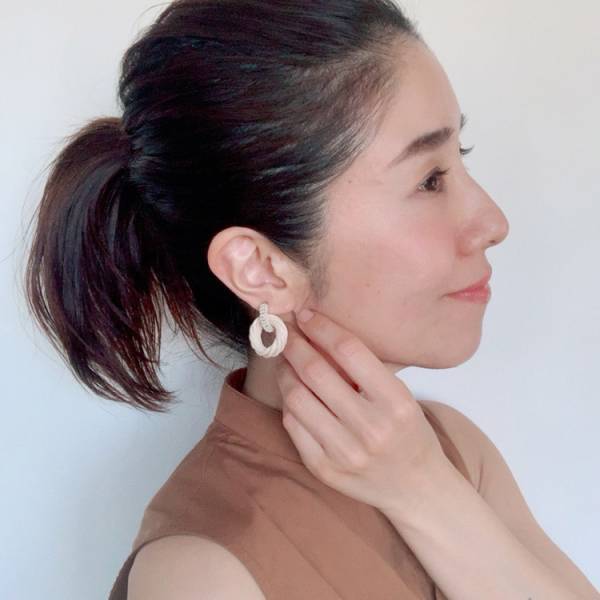 「顔まわりが少し寂しい」問題を解決。仕上げのアクセで華やかな印象へ[PR]