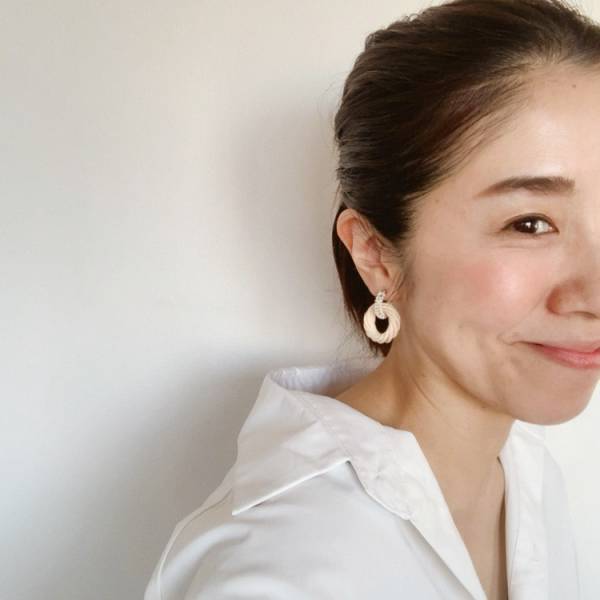 「顔まわりが少し寂しい」問題を解決。仕上げのアクセで華やかな印象へ[PR]