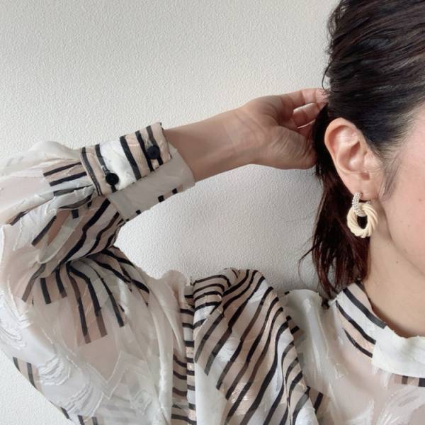 「顔まわりが少し寂しい」問題を解決。仕上げのアクセで華やかな印象へ[PR]