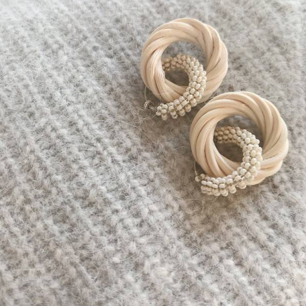 「顔まわりが少し寂しい」問題を解決。仕上げのアクセで華やかな印象へ[PR]