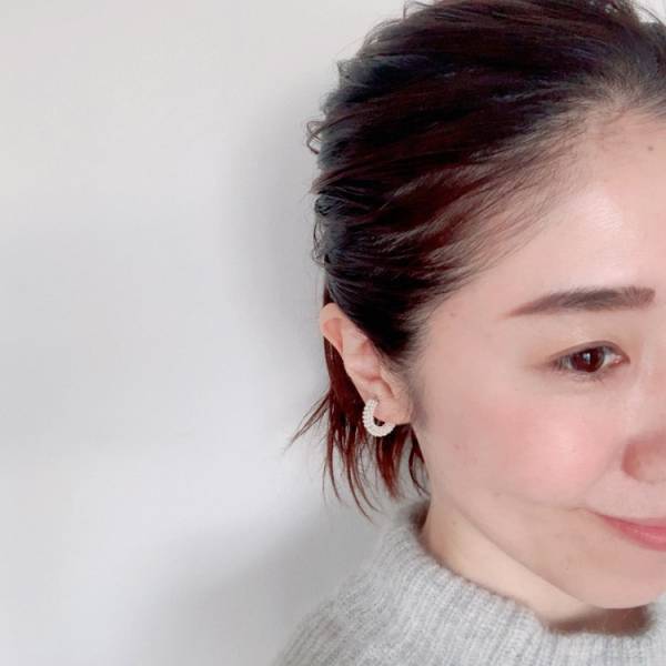 「顔まわりが少し寂しい」問題を解決。仕上げのアクセで華やかな印象へ[PR]