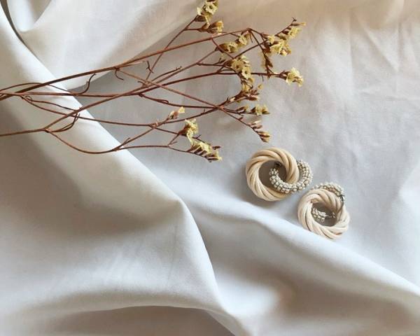 「顔まわりが少し寂しい」問題を解決。仕上げのアクセで華やかな印象へ[PR]