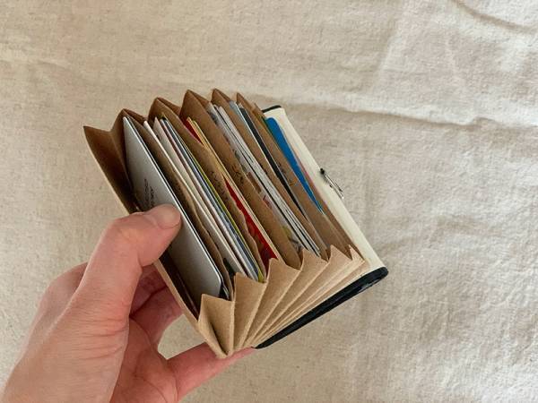 アグレアーブルの「タッセル付きカードケース」で、持ち歩くカードを整えよう。[PR]